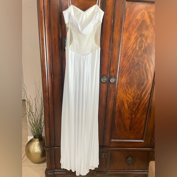 LA FEMME White strapless sweetheart formal dress - Picture 10 of 15